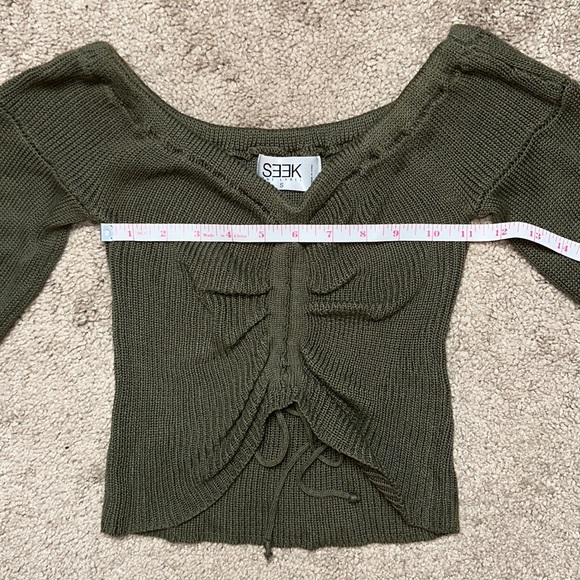 Seek the label sweater with bell sleeves, dark green in size small - Picture 6 of 9